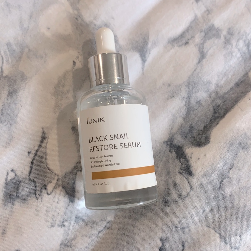 Iunik black snail restore serum